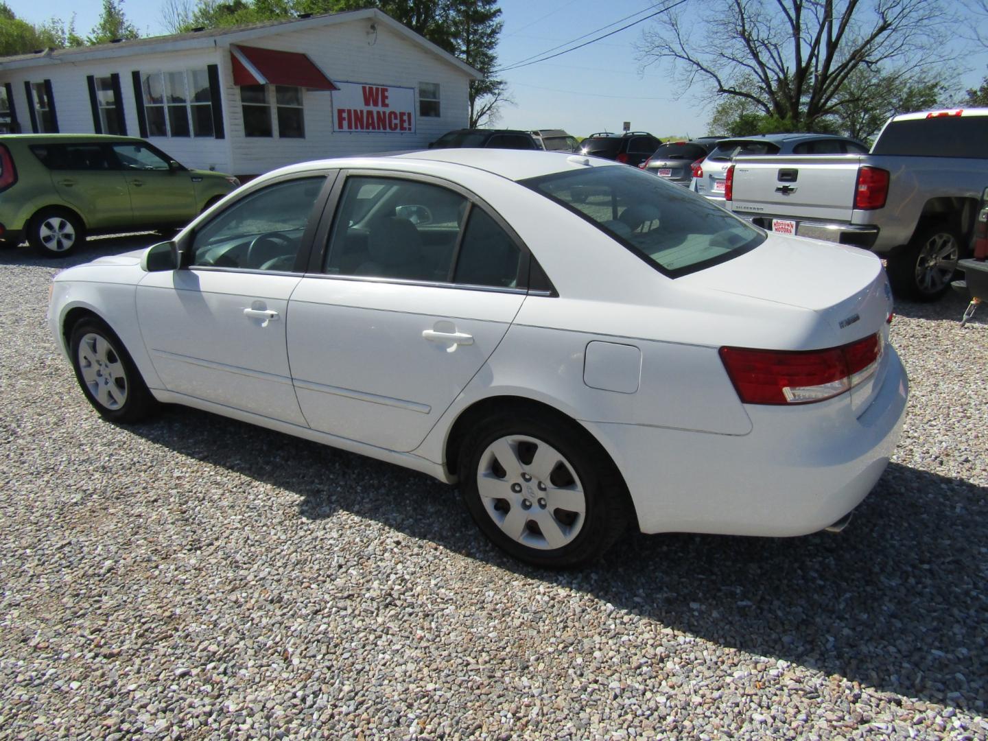 2008 White /Gray Hyundai Sonata (5NPET46F08H) , located at 15016 S Hwy 231, Midland City, AL, 36350, (334) 983-3001, 31.306210, -85.495277 - Photo#5